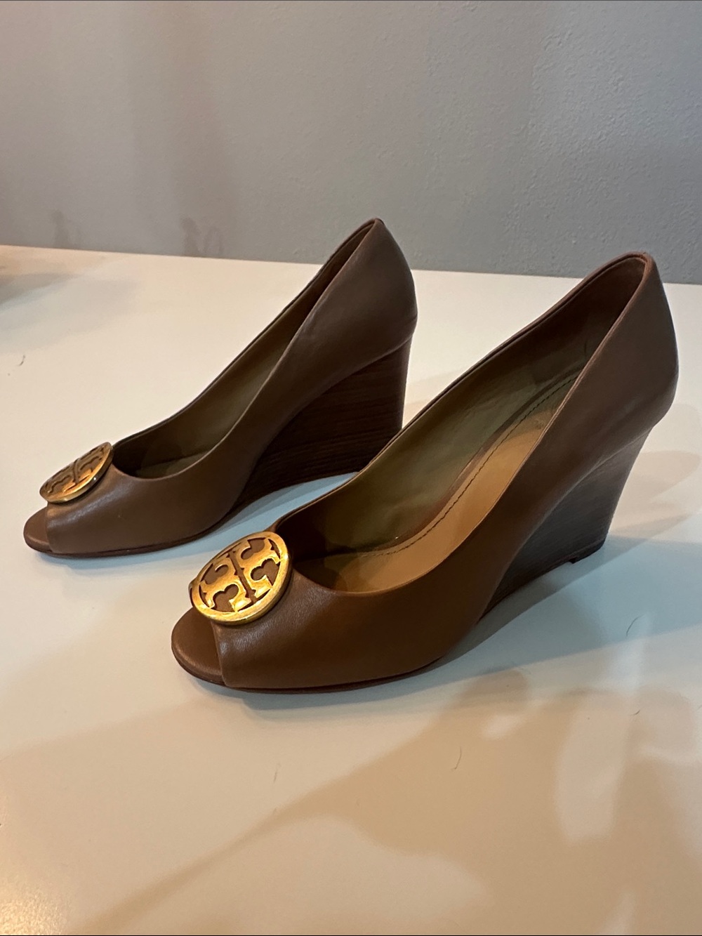 Tory Burch Tan Leather Peep-Toe Heels with Gold Logo - Picture 2 of 4